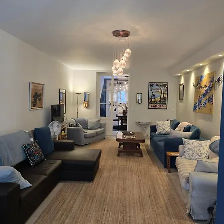 Characterful Townhouse In Beautiful *