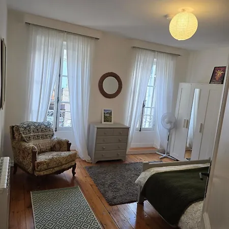 Characterful Townhouse In Beautiful Monségur